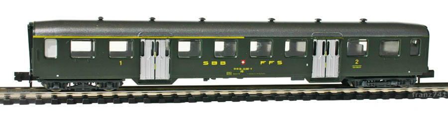 Arnold-3704-Leichtstahl-Personenwagen-SBB-1-2Klasse
