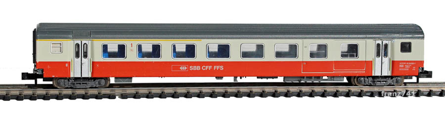 Minitrix-13322-SwissExpress-Personenwagen-SBB-1Klasse-mit-Gepaeckabteil-Seite1